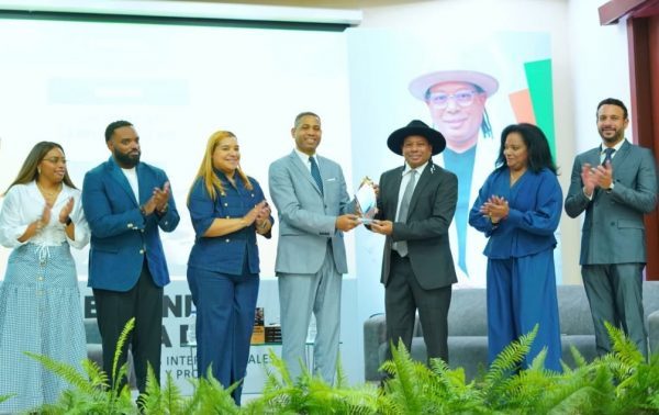 Glass Santana presenta su libro sobre desafíos de la diplomacia imagen