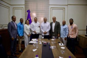 Avicultores dominicanos alertan sobre riesgo de quiebras