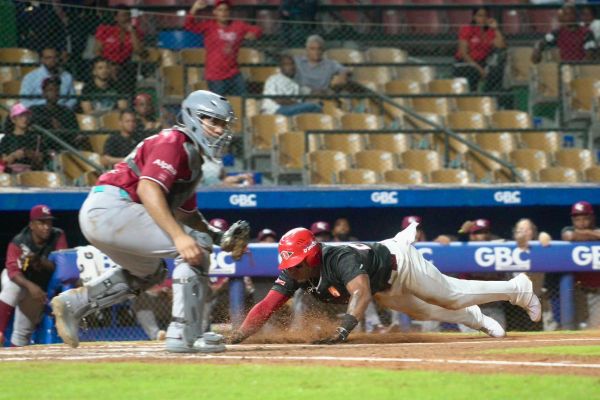 Licey blanquea a Toros sin hits; Gigantes remontan ante Leones imagen