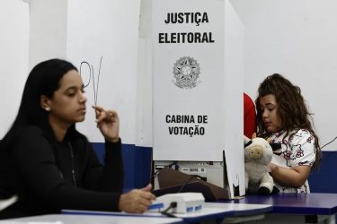 BRASIL: Cierran los colegios electorales; comienza el conteo