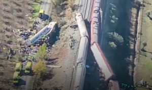 ESPAÑA: 30 muertos y decenas heridos al colisionar dos trenes