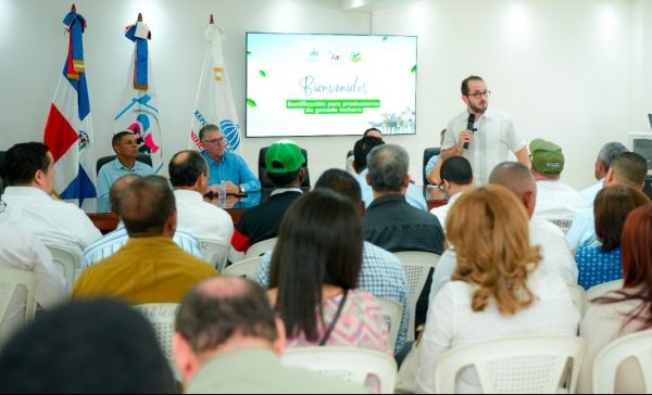 Entregan RD$30 millones en bonos a productores lecheros imagen