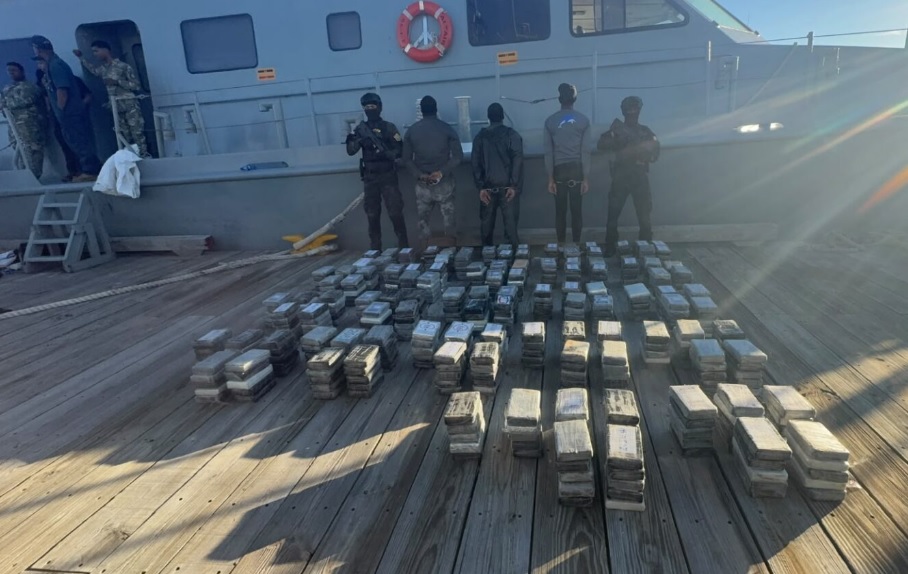 DNCD incauta 555 paquetes de  cocaína frente a costas de Baní
