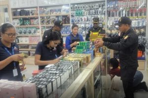 Trabajo detecta violaciones en mil comercios chinos; cierra 24