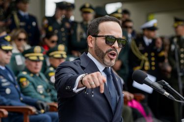 COLOMBIA: Presidente participa en operativo y encara detenidos