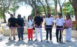 Ministro de Turismo entrega cuatro obras en Boca Chica