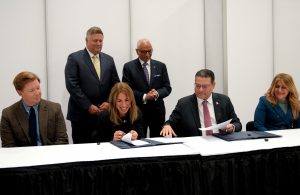 RD firma acuerdo en California sobre industria semiconductores