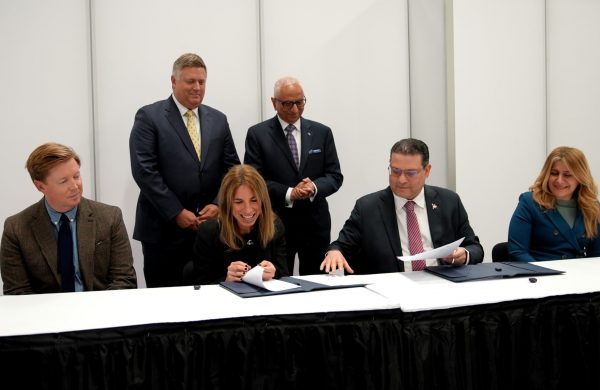 RD firma acuerdo en California sobre industria semiconductores imagen