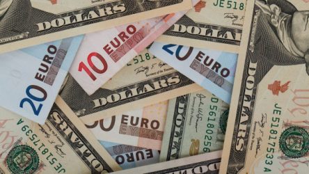 Dólar bajó 18 cts. y el euro 22; eran vendidos a $61.18 y $70.32