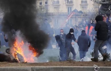 Protestas en Francia crecen y dejan violentos enfrentamientos Protestas en Francia crecen y dejan violentos enfrentamientos