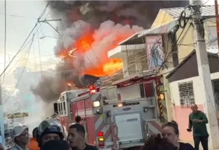 Cinco viviendas reducidas a cenizas por incendio Santiago