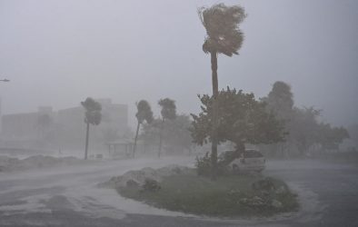 El huracán Isaias toca tierra en Florida con vientos 145 km/h
