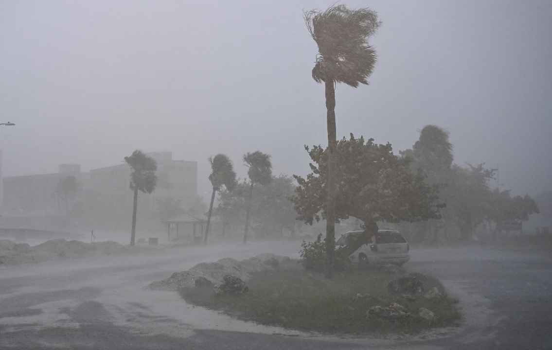 El huracán Isaias toca tierra en Florida con vientos 145 km/h