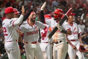 Estrellas vencen 8-3 al Licey y Escogido derrota 9-5 las Águilas Estrellas vencen 8-3 al Licey y Escogido derrota 9-5 las Águilas