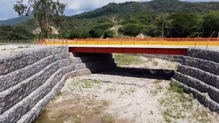 MOPC fortalece infraestructura vial con muros y nuevo puente MOPC fortalece infraestructura vial con muros y nuevo puente