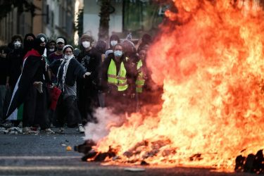 FRANCIA: Fuertes tensiones entre manifestantes y Policía