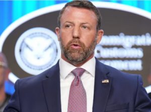 Mullin justifica disparos ICE a dominicano por «antecedentes»