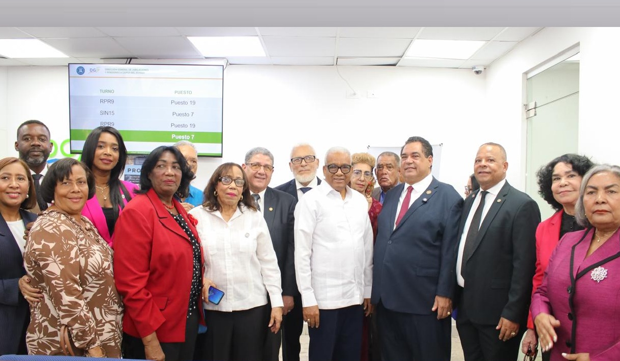 Otorgan pensiones RD$40,000 y seguro médico a 29 notarios RD