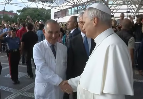 Papa León XIV sale de hospital; rezará el Ángelus en el Vaticano