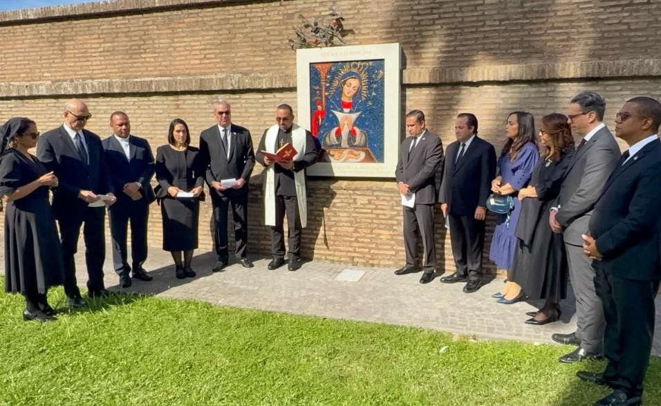 Llama al pueblo dominicano a  orar por salud papa León XIV
