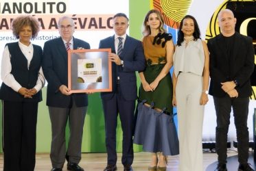 García Arévalo es homenajeado  en el Sexto Foro Caribe Naranja
