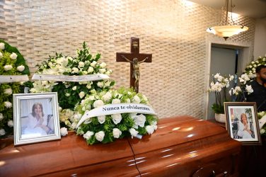 Numerosas personas asisten en SD al sepelio Cosette Bonnelly Numerosas personas asisten en SD al sepelio Cosette Bonnelly
