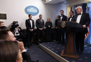 Juez extiende suspensión veto Trump a medios a la Casa Blanca