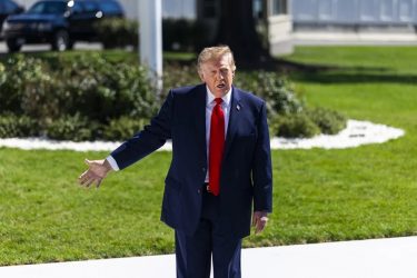 Trump insiste en su amenaza de atacar «muy fuerte» a Irán