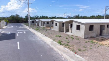 Central Romana entrega casas nuevas a dieciseis empleados