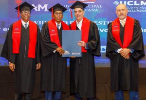 Abinader encabeza graduación dedicada a memoria de su padre