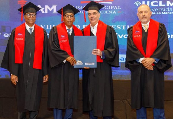 Abinader encabeza graduación dedicada a memoria de su padre imagen