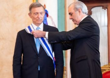 Abinader reconoce aportes de Roberto Álvarez a diplomacia