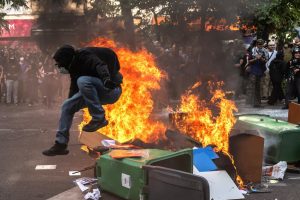 Europa arde en ola de protestas, saqueos, bloqueos estudiantiles