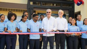 Abinader entrega 2,200 títulos; inaugura escuela y dos techados