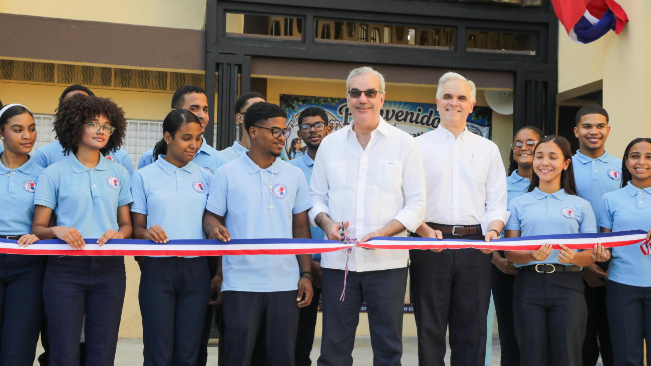 Abinader entrega 2,200 títulos; inaugura escuela y dos techados