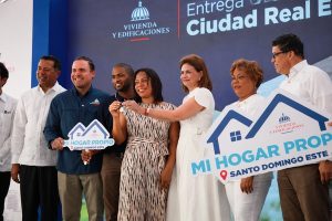 Gobierno inaugura escuela y entrega 836 apartamentos