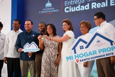 Gobierno inaugura plantel escolar y entrega 836 apartamentos