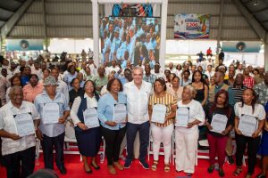 Presidente Abinader entrega 2,200 títulos en Villa Altagracia