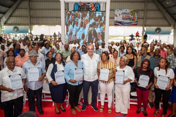Presidente Abinader entrega 2,200 títulos en Villa Altagracia