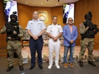 Ocupan 749 paquetes presunta cocaína en dos lanchas en Baní Ocupan 749 paquetes presunta cocaína en dos lanchas en Baní