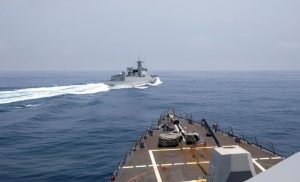 China envía fuerzas para vigilar un buque de guerra de EEUU