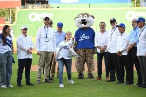 Embajadora EEUU lanza primera bola en partido Licey-Escogido