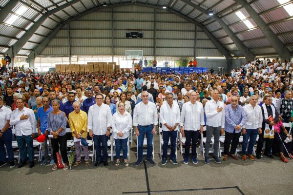 Segunda jornada en Santiago: Abinader lleva el cambio de fogones por estufas a más de 9,400 hogares