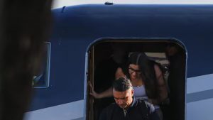 MIAMI: Flávio Bolsonaro llega tras derrota electoral ante Lula