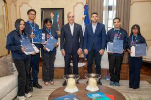 Abinader reconoce a los jóvenes que batieron récord de lectura