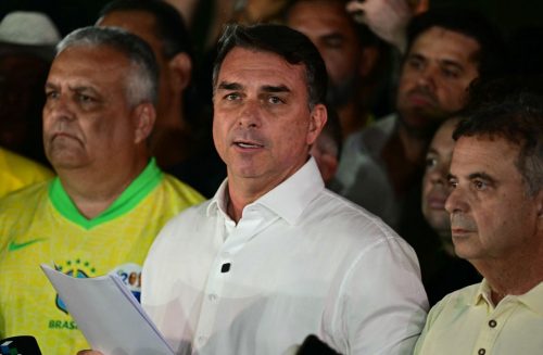 Juez prohíbe Bolsonaro salir de  Brasil; debe entregar pasaportes