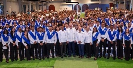 Abinader encabeza graduación IPL; entrega cañada en el GSD