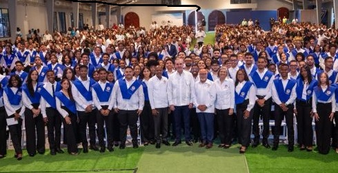 Abinader encabeza graduación IPL; entrega cañada en el GSD