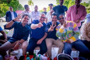 Embajadora USA comparte con Gonzalo, Arnaud, Omar y Alofoke