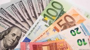 Dólar bajó 21 cts. y era vendido $61.62; euro se mantiene $77.44